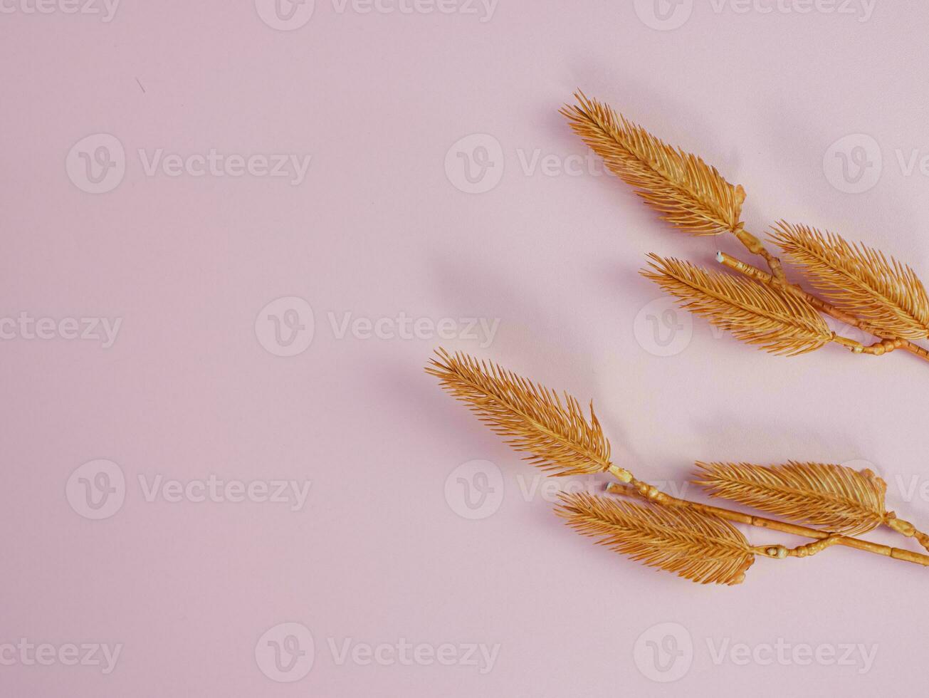 golden künstlich Blumen auf Rosa Pastell- Hintergrund mit Kopieren Raum foto
