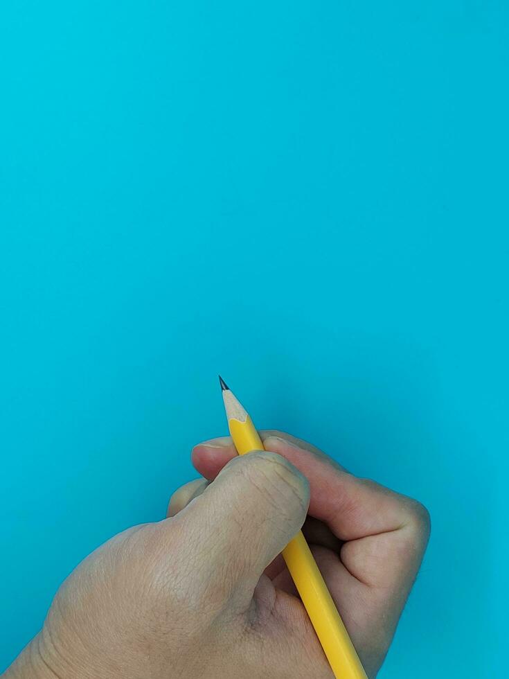das Hand hält ein akut geschärft Bleistift foto