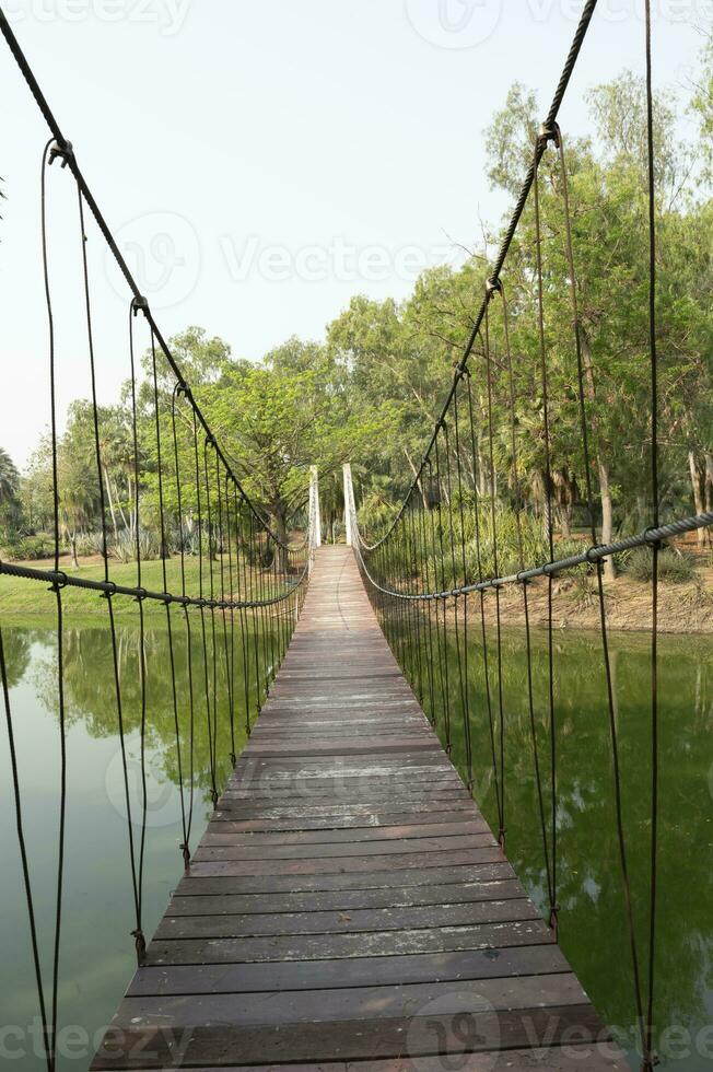 Suspension Brücke auf Natur abstrakt Hintergrund foto