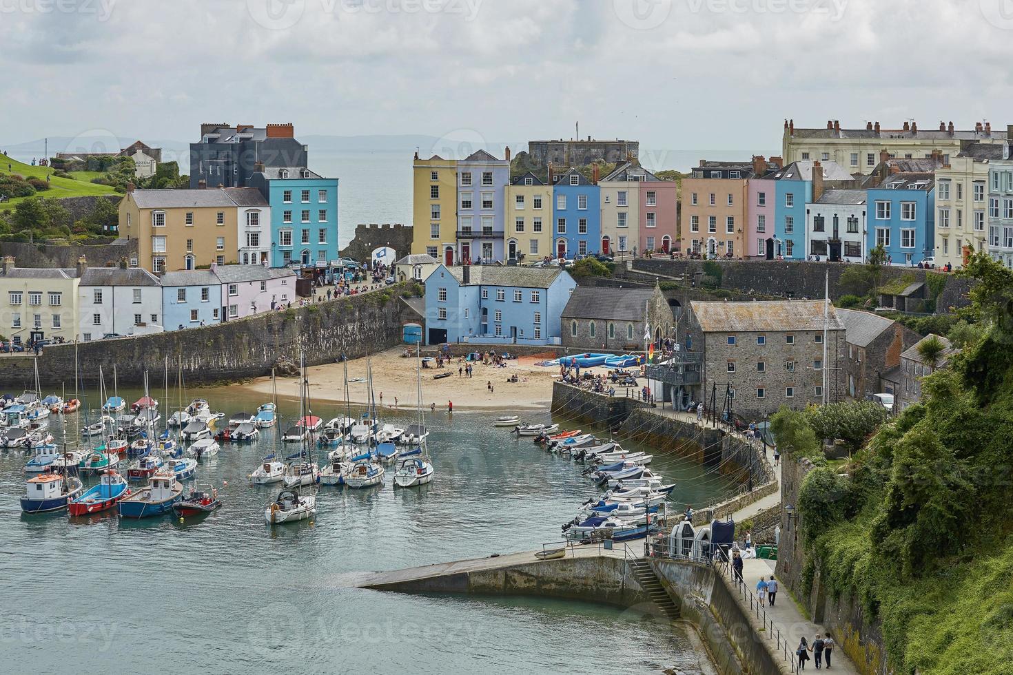 Tenby und Schloss in Wales England foto