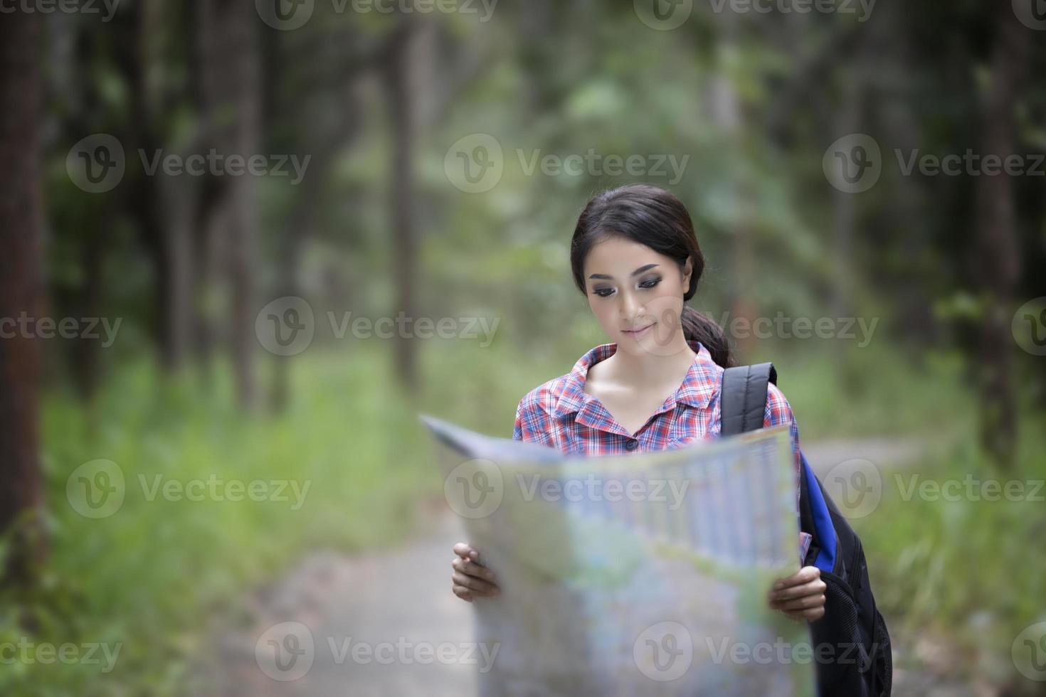 weiblicher Wanderer, der Karte betrachtet foto