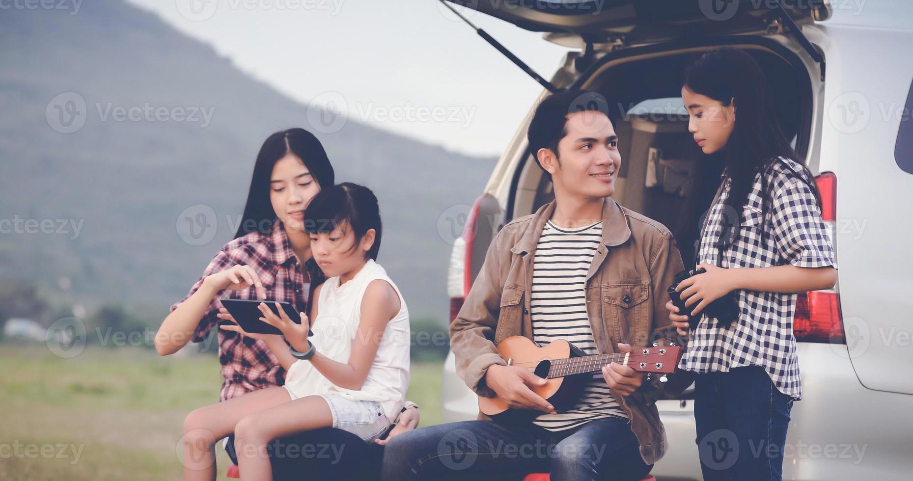 Ukulele singen auf dem Campingausflug mit foto