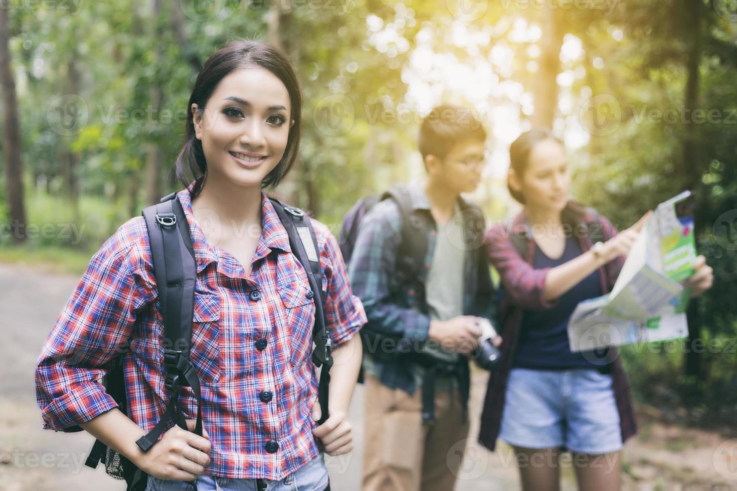 Gruppe von Freunden im Wald wandern foto