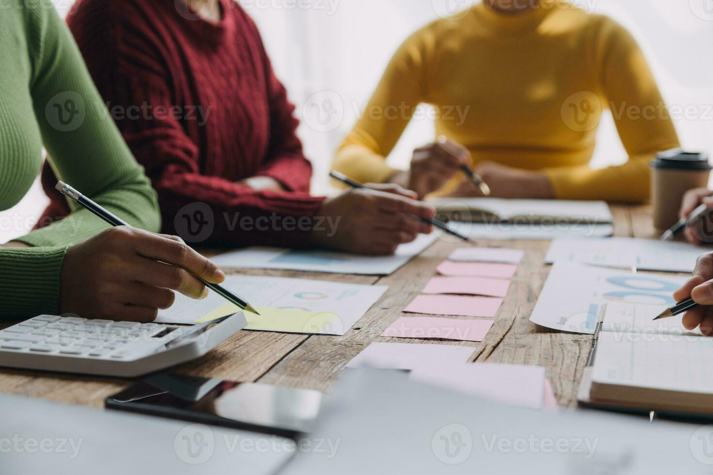 gruppe junger asiatischer geschäftsteams kreative geschäftsleute mitarbeiter im büro glücklich über erfolgreiche partnerschaft teamarbeit zur feier von leistung und erfolgskonzept. foto