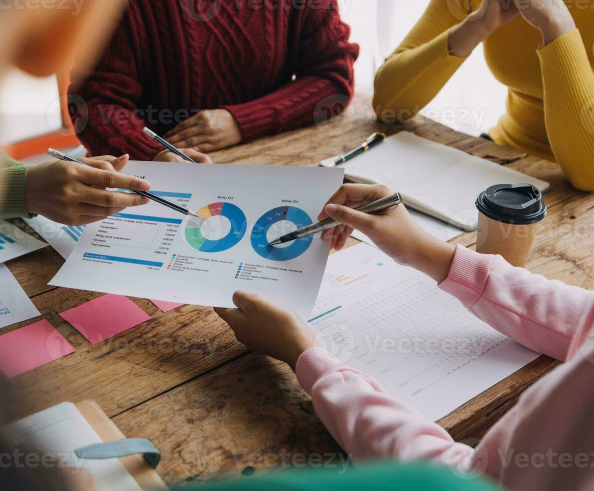 gruppe junger asiatischer geschäftsteams kreative geschäftsleute mitarbeiter im büro glücklich über erfolgreiche partnerschaft teamarbeit zur feier von leistung und erfolgskonzept. foto