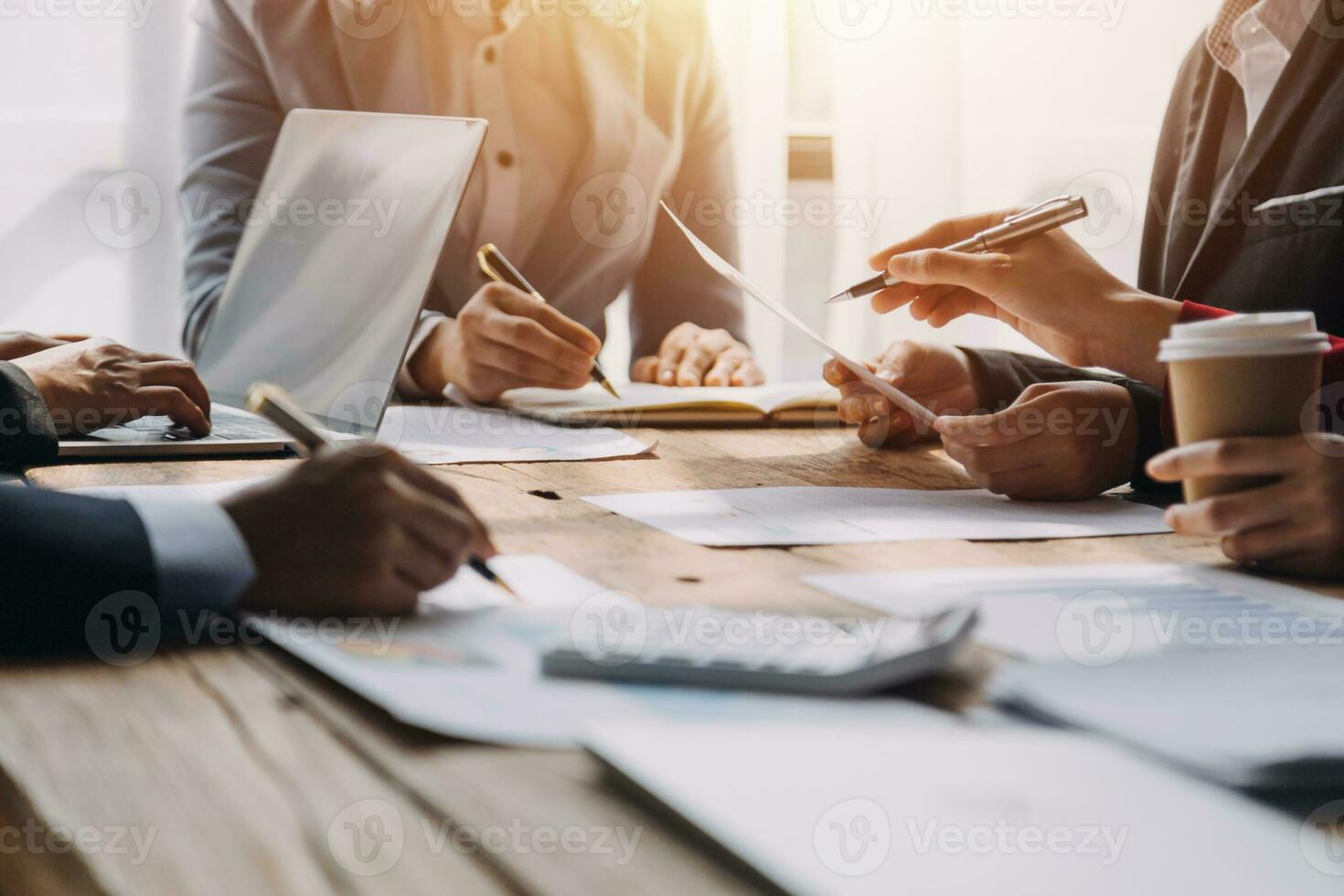 gruppe junger asiatischer geschäftsteams kreative geschäftsleute mitarbeiter im büro glücklich über erfolgreiche partnerschaft teamarbeit zur feier von leistung und erfolgskonzept. foto