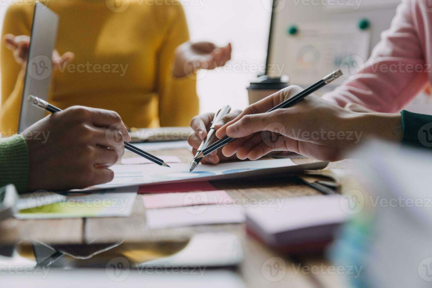 gruppe junger asiatischer geschäftsteams kreative geschäftsleute mitarbeiter im büro glücklich über erfolgreiche partnerschaft teamarbeit zur feier von leistung und erfolgskonzept. foto