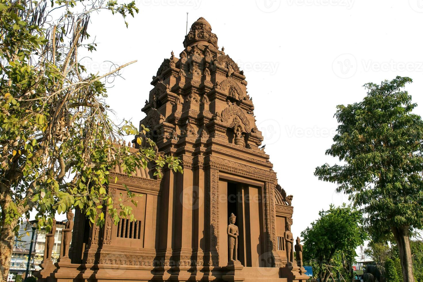 historisch Park es ist das die Architektur von das ehemalige khmer Reich mit das uralt Stein foto