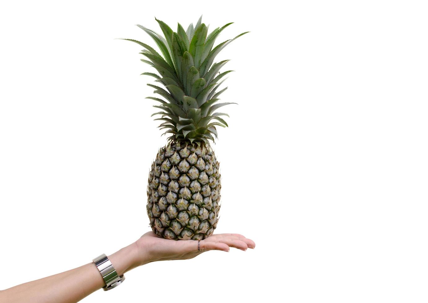 Ananas lokalisiert auf weißem Hintergrund foto