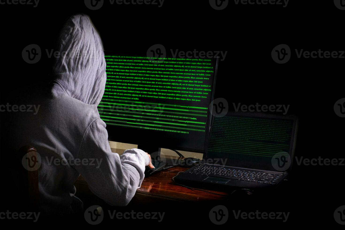 Frauen Hacker bricht in Regierungs-Datenserver ein und infiziert ihr System mit einem Virus an seinem Versteck, dunkelblaue Atmosphäre, Kapuzenfrau mit Laptop mit Binärcode-Hintergrund, Malware-Konzept foto