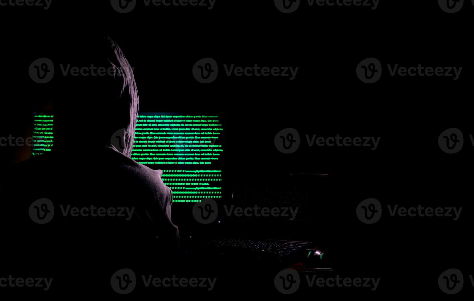 Frauen Hacker bricht in Regierungs-Datenserver ein und infiziert ihr System mit einem Virus an seinem Versteck, dunkelblaue Atmosphäre, Kapuzenfrau mit Laptop mit Binärcode-Hintergrund, Malware-Konzept foto