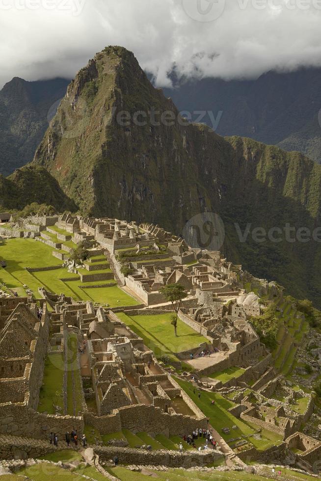 Menschen, die die verlorene Inka-Stadt Machu Picchu in der Nähe von Cusco in Peru besuchen foto