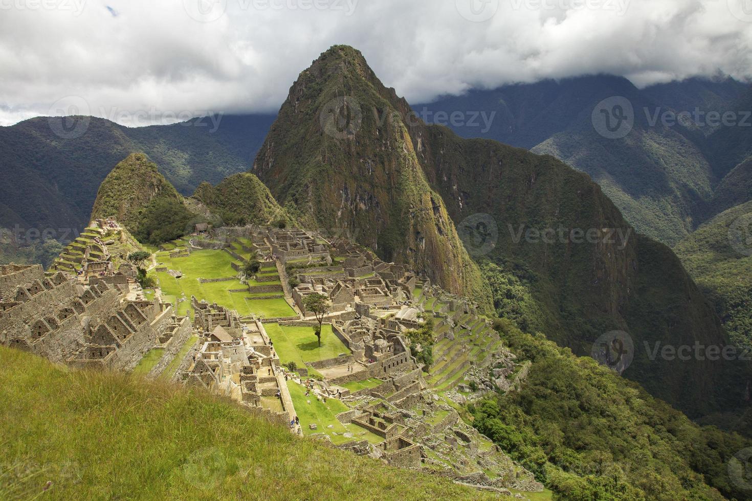 Menschen, die die verlorene Inka-Stadt Machu Picchu in der Nähe von Cusco in Peru besuchen foto