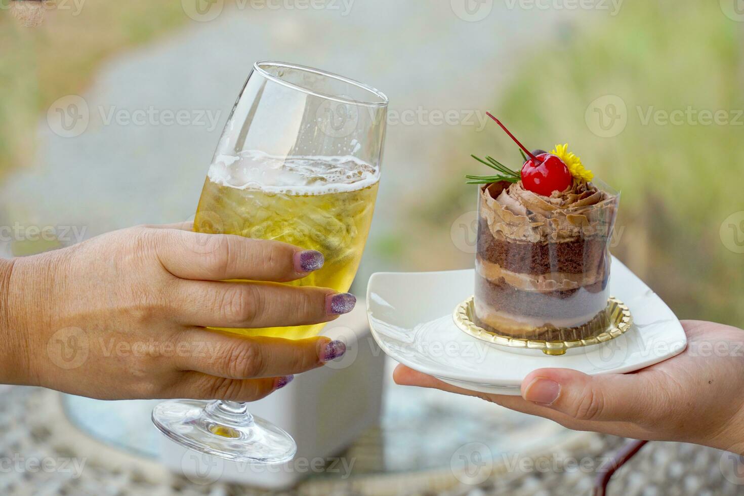 ein Gruppe von freunde gehen aus zusammen, Likes zu Essen anders Dinge, einer Likes zu trinken, damit wählt Bier. Ein weiterer Person Likes zu Essen Bäckerei, damit er wählt Kuchen. aber haben Spaß zusammen perfekt. foto