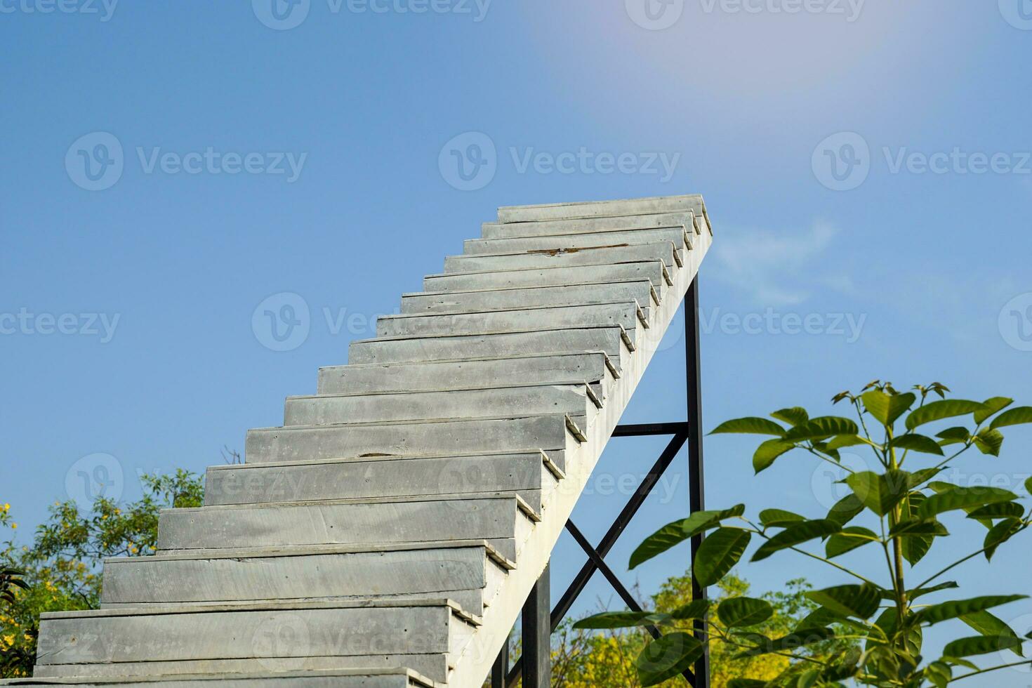 paradiesisch Treppe, Treppe zum nehmen Bilder Beliebt Check-In Punkte beim Kaffee Geschäfte es ist zum Touristen Wer sind nicht Angst von Höhen zu nehmen Bilder mit ein Aussicht von das Himmel, ein hoch Winkel Sicht. foto