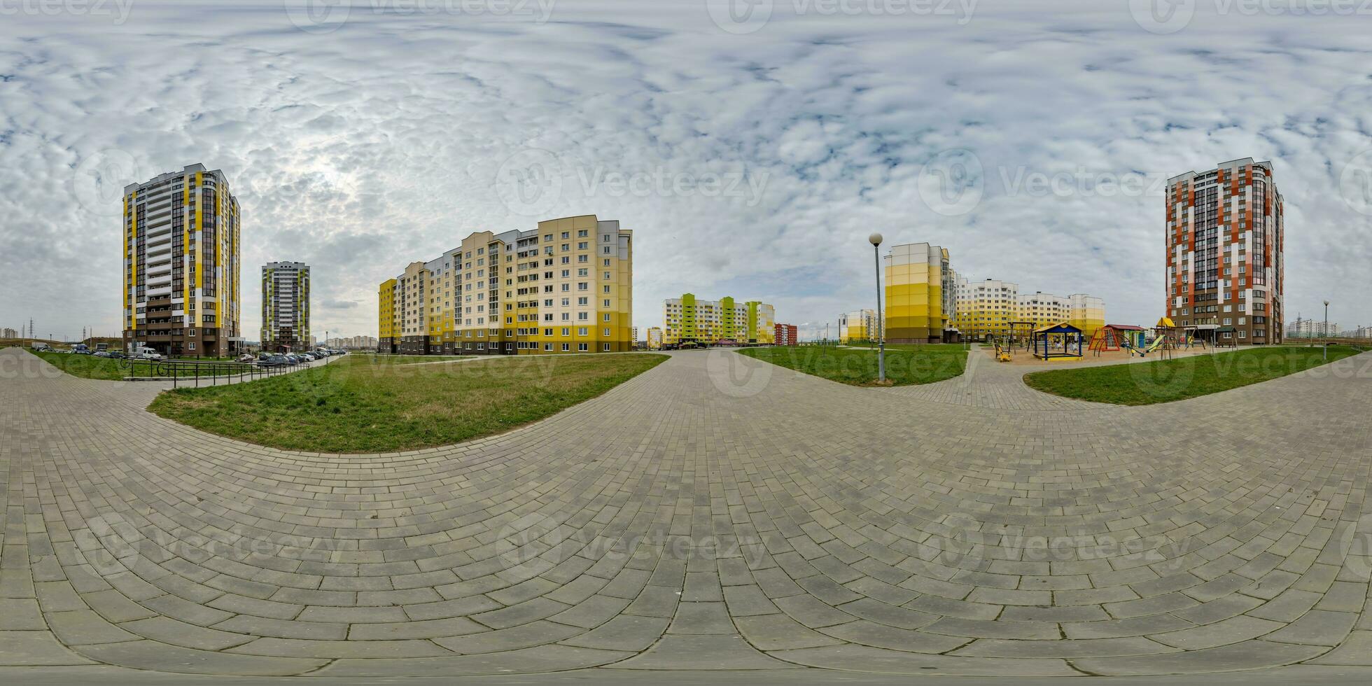 360 hdri Panorama Aussicht mit Wolkenkratzer im Neu modern Wohn Komplex mit Hochhaus Gebäude im Stadt mit bedeckt Himmel im gleichwinklig kugelförmig Projektion, bereit ar vr virtuell Wirklichkeit Inhalt foto