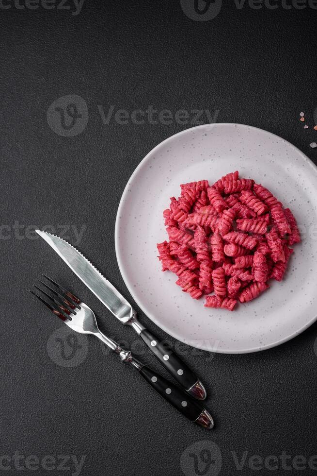 köstlich Fusilli Pasta mit Rote Beete Pesto, Parmesan, Salz- und Gewürze foto