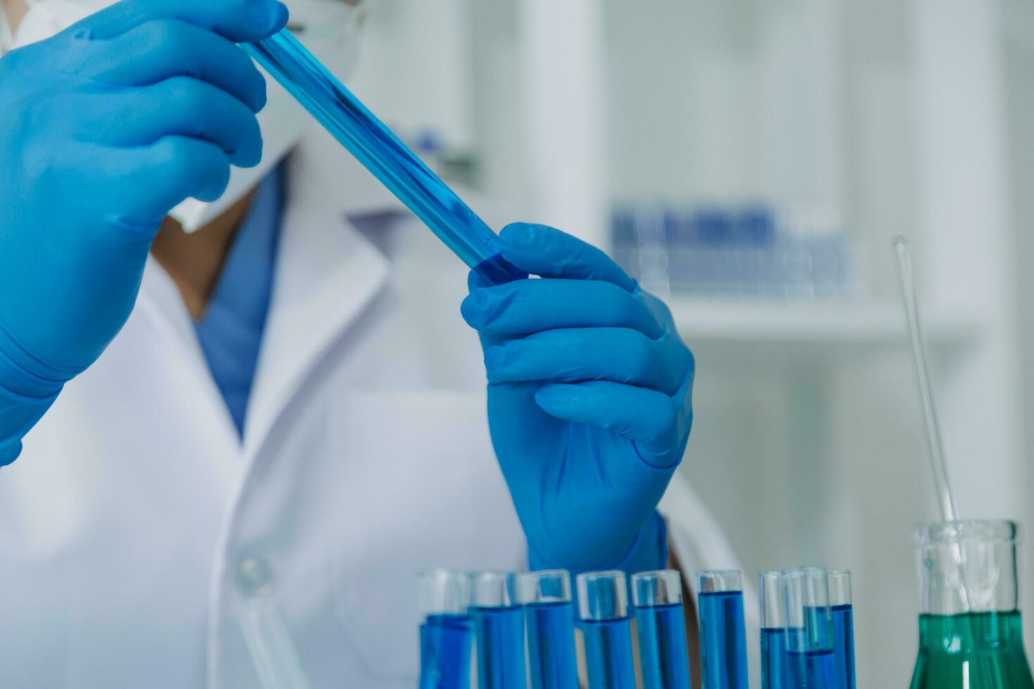 Hand von Wissenschaftler mit Prüfung Tube und Flasche im medizinisch Chemie Labor Blau Banner Hintergrund foto