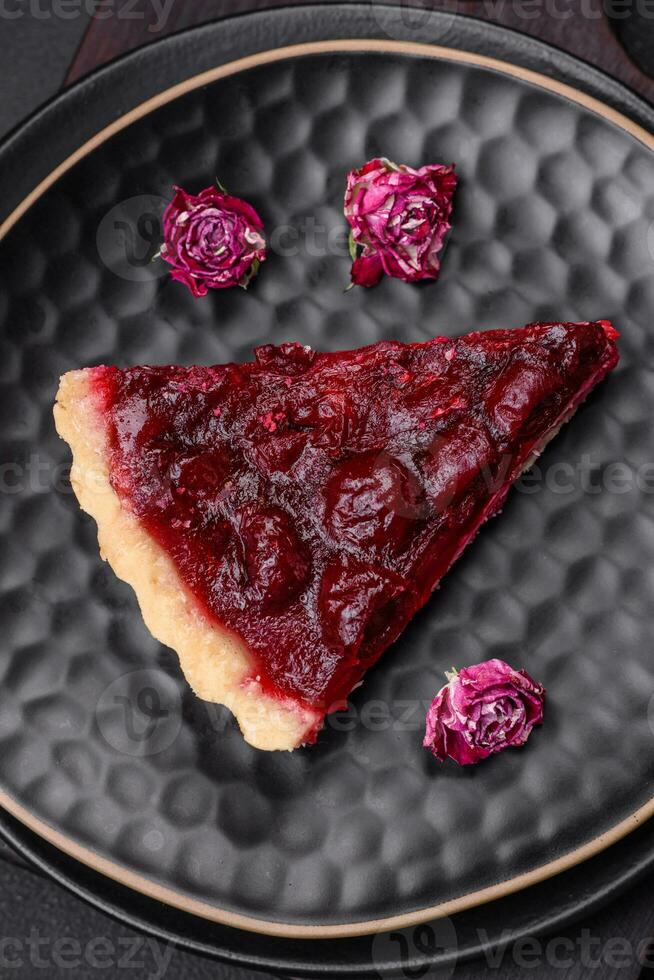 köstlich duftend Süss Kuchen mit Kirsche Beeren auf ein Keramik Teller foto