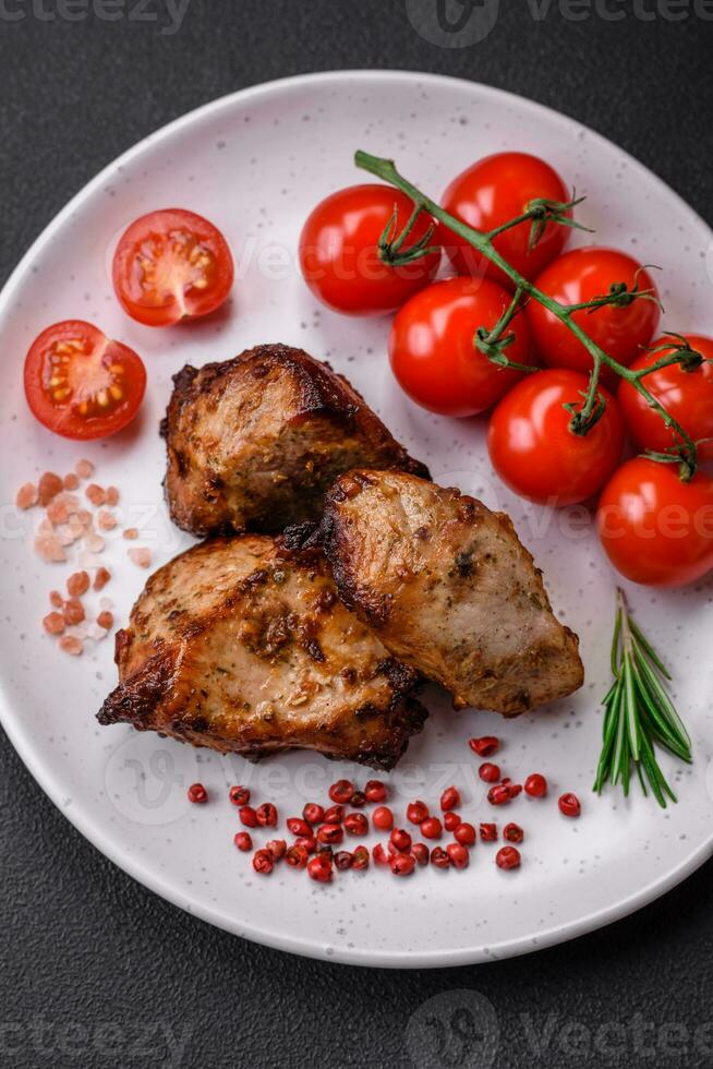 köstlich gegrillt Fleisch im das bilden von ein Kebab mit Gewürze und Kräuter foto