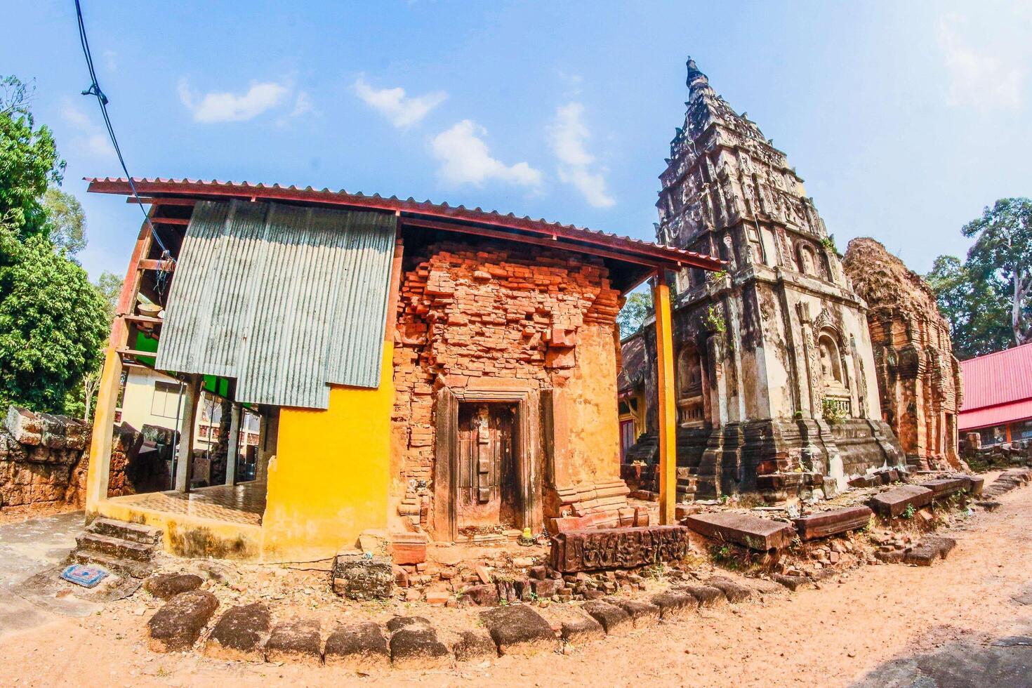 ku phra kona tempel in roi et, thailand foto