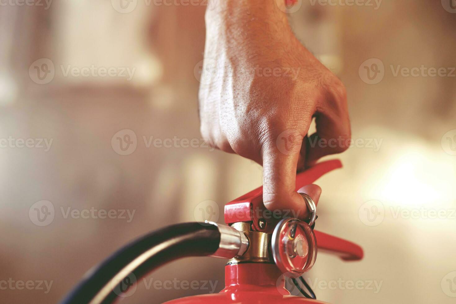 hand drückt den abzug feuerlöscher verfügbar in brandnotfällen feuerschaden hintergrund. Sicherheit foto