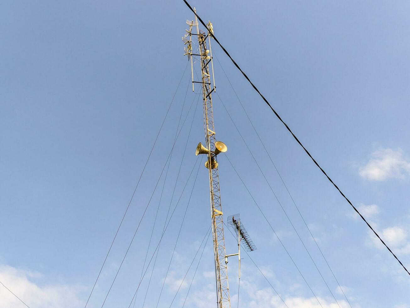 ein hoch Mast zum Telefon und Fernseher Antenne foto