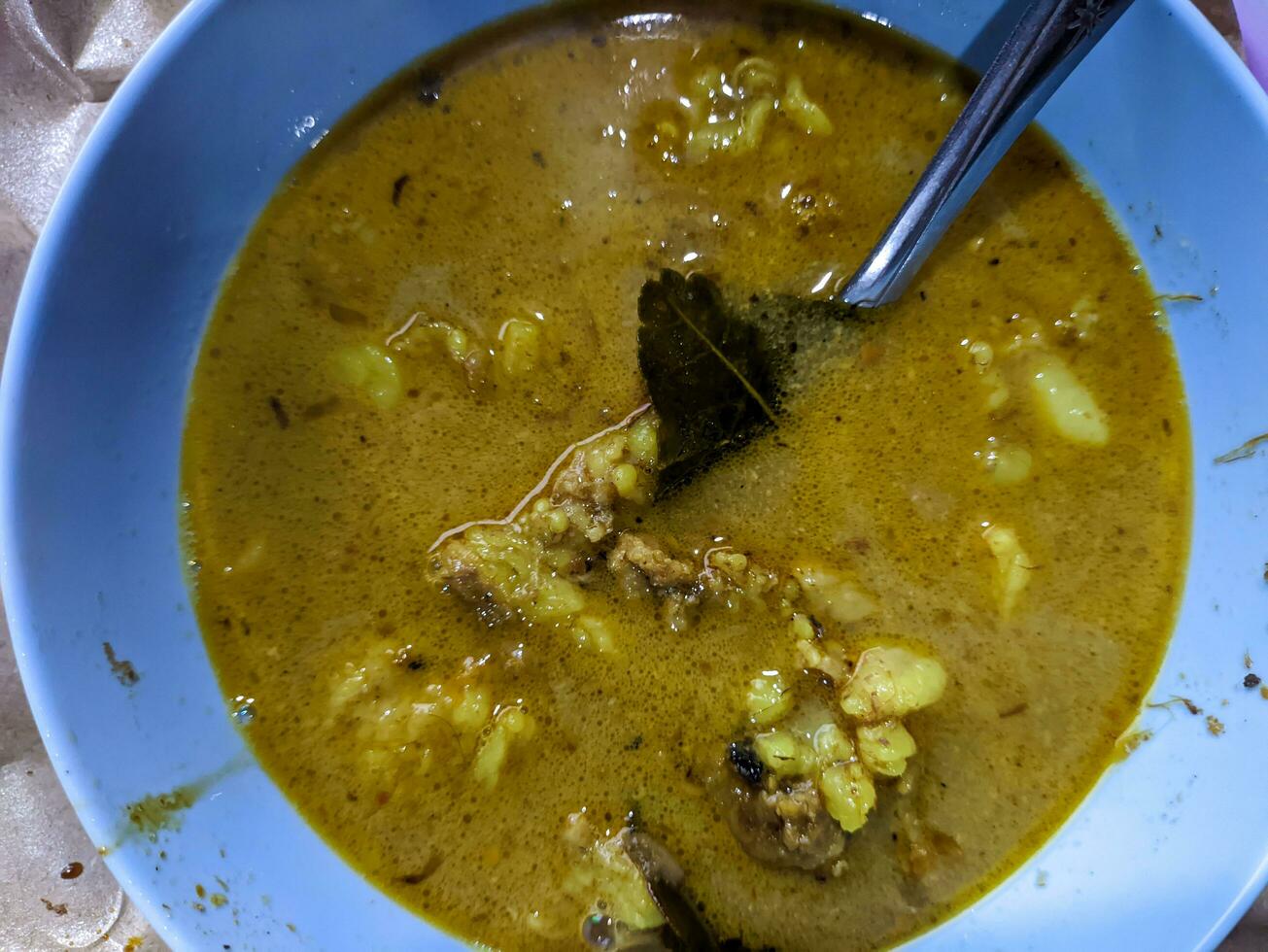 ein Portion von köstlich gulai kambing oder Ziege Curry. indonesisch traditionell Essen foto