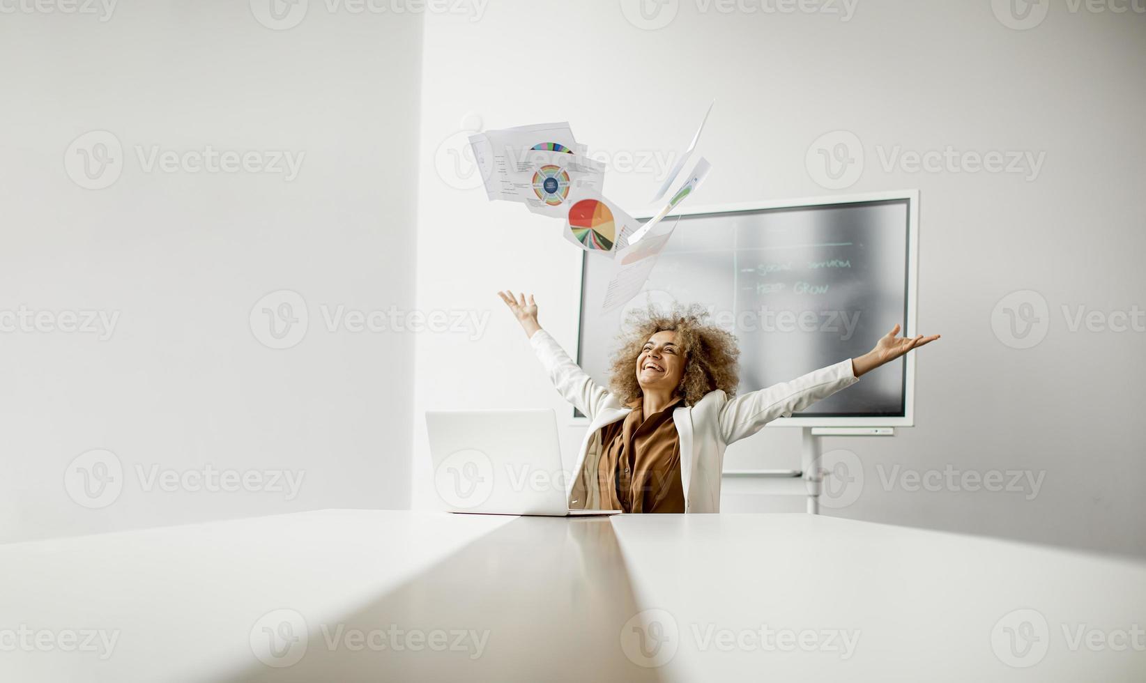 Frau wirft Dokumente in die Luft foto