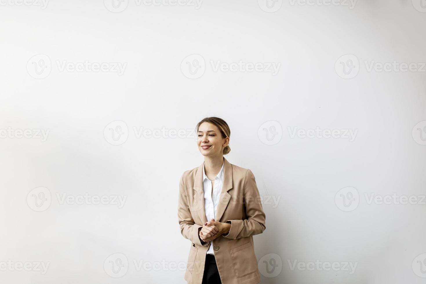 Geschäftsfrau gegen weiße Wand mit Kopierraum foto