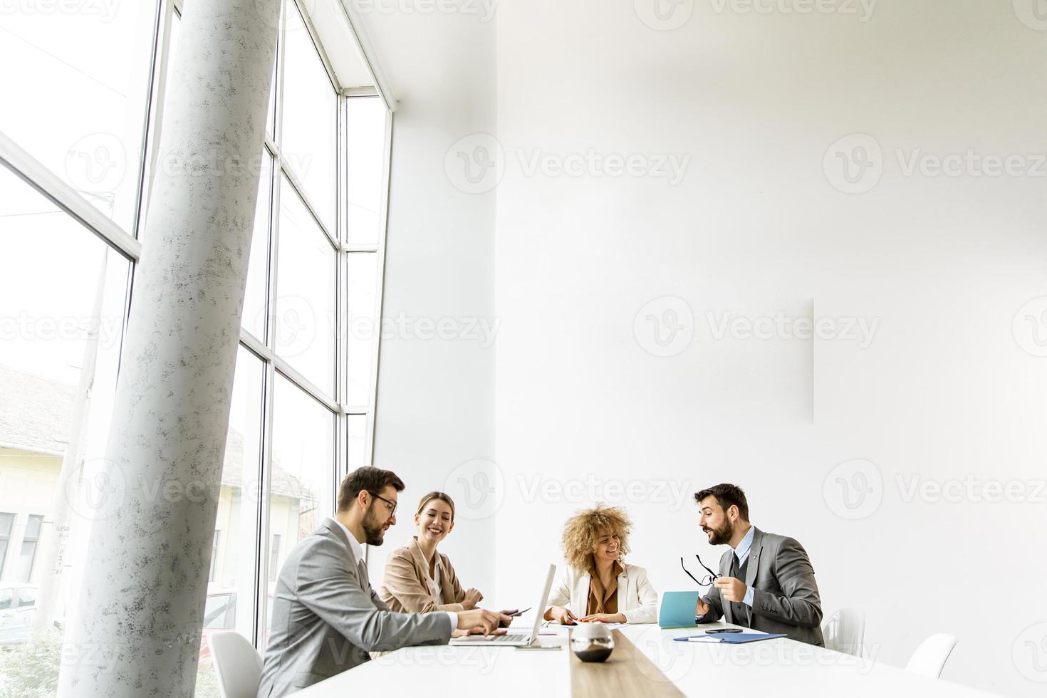 Leute in einem hellen Büro foto