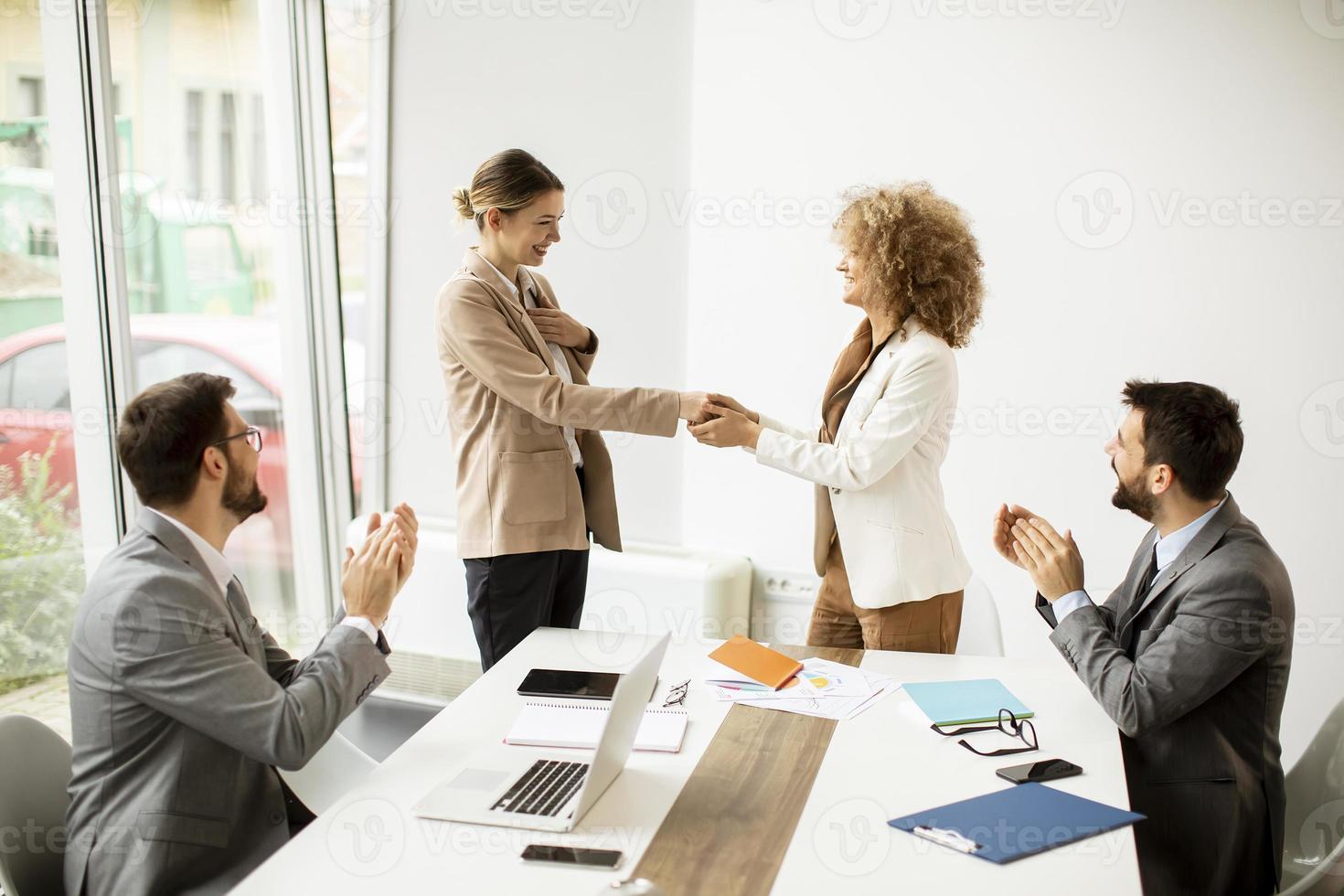 Handschlag in einer Besprechung foto