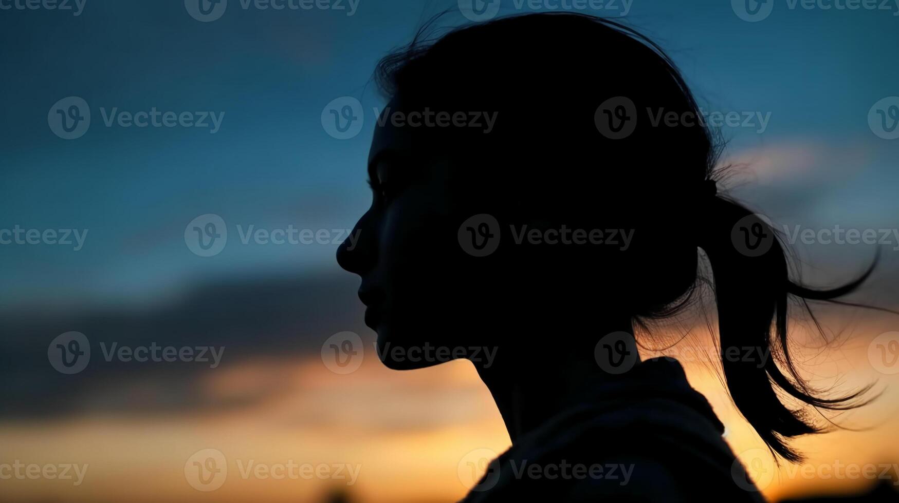 Seite Sicht, Silhouette von das Gesicht, ein Person, niedrig Winkel, verschwommen frisch Dämmerung Himmel. ai generativ foto