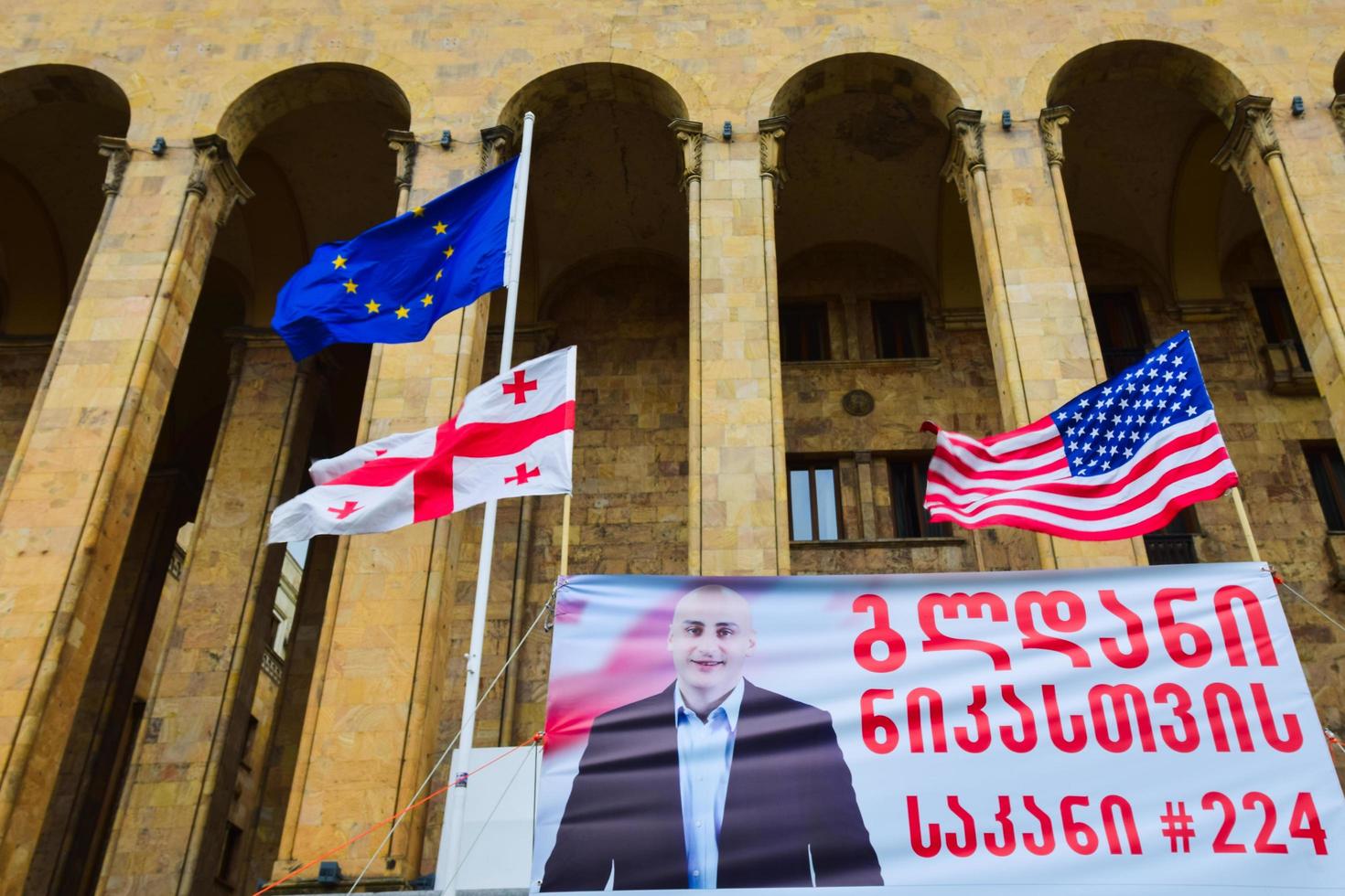 Tiflis, Georgien - 9. April 2021, Flaggen von Georgien und den USA vom Parlament foto