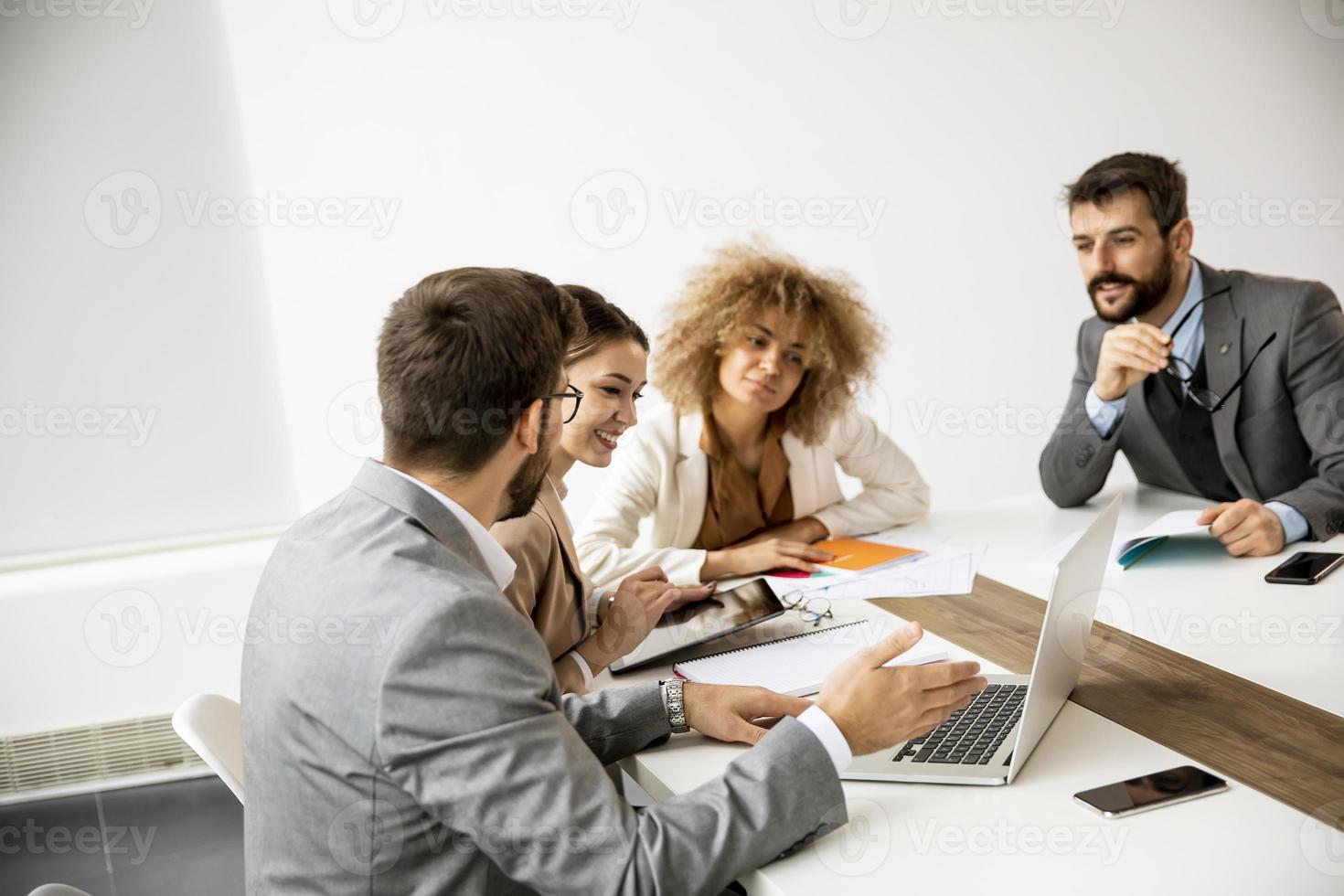 Gruppe von Geschäftsleuten, die zusammenarbeiten foto