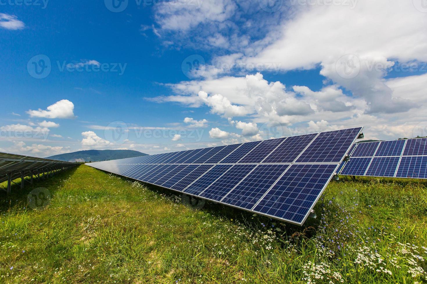 Solarkraftwerk auf einem Hintergrund des Himmels foto