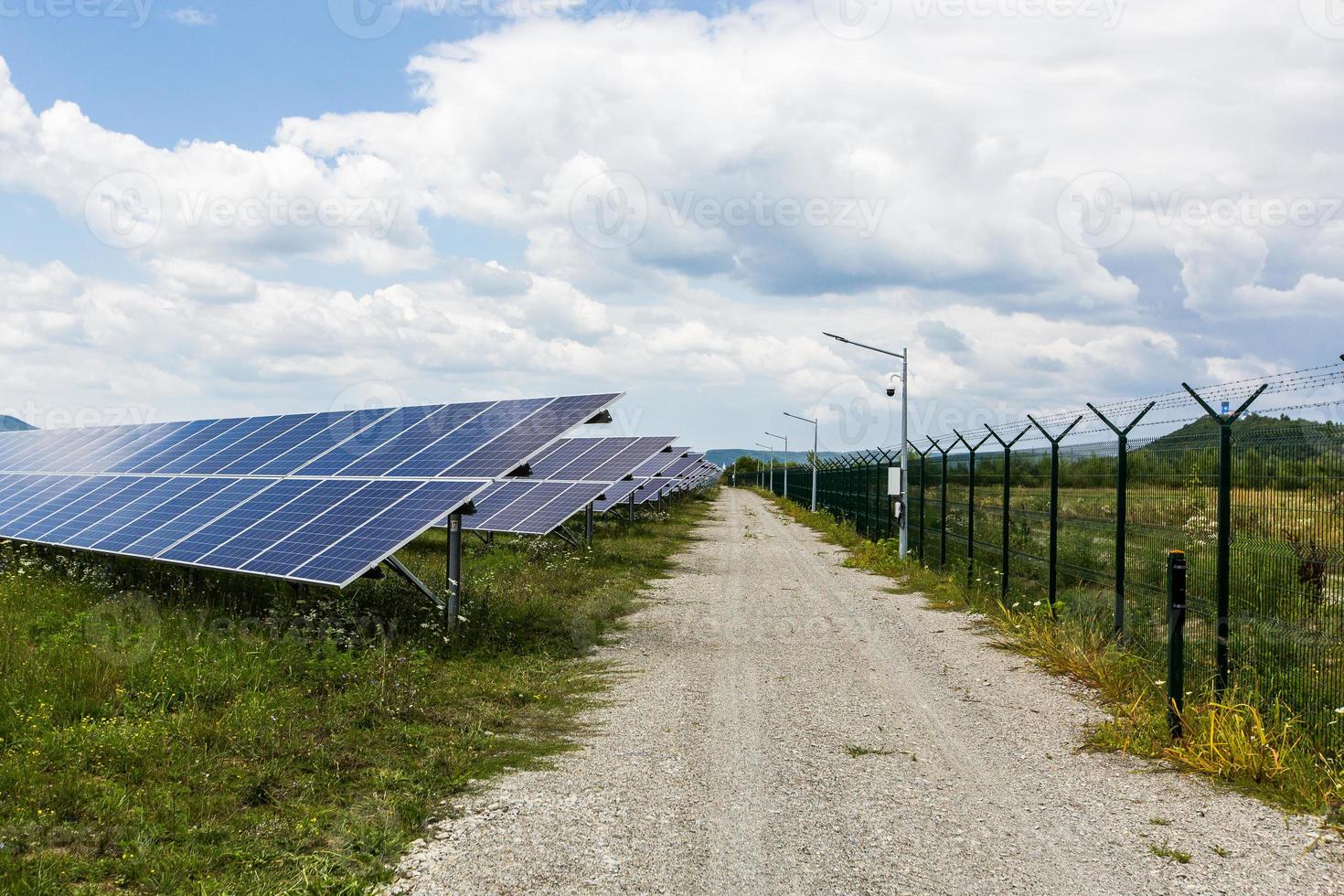 Solarkraftwerk auf einem Hintergrund des Himmels foto