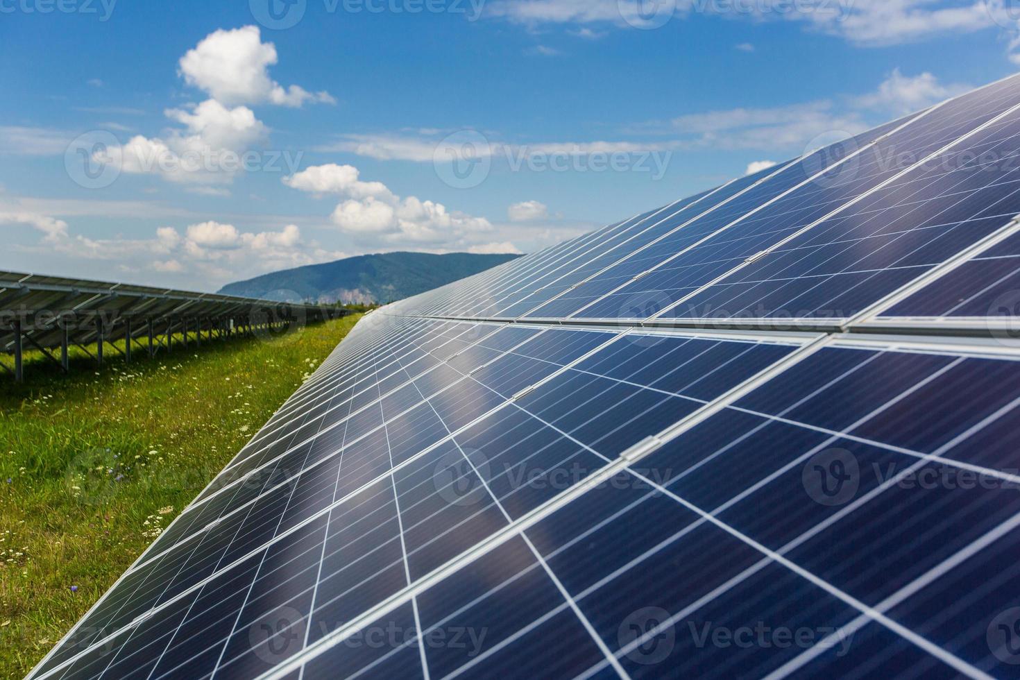 Solarkraftwerk auf einem Hintergrund des Himmels foto