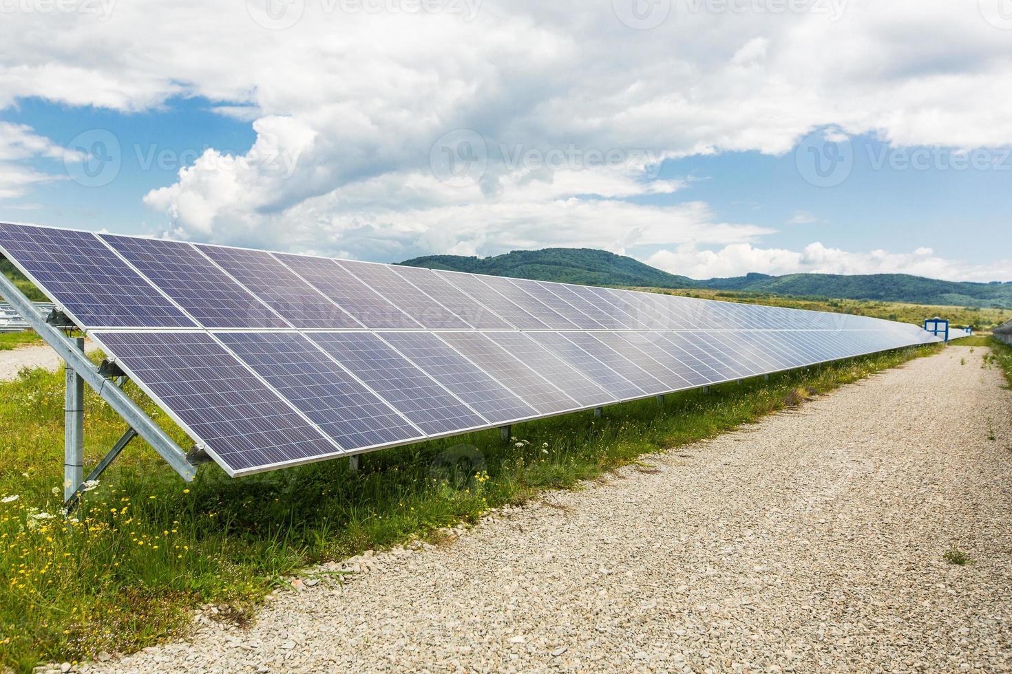 Solarkraftwerk auf einem Hintergrund des Himmels foto