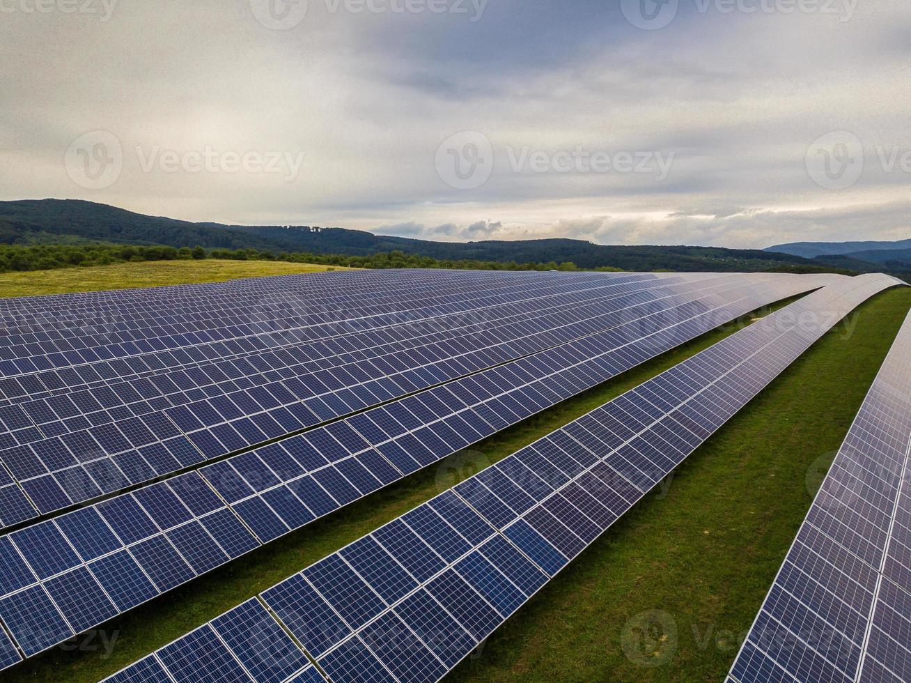 Solarkraftwerk auf einem Hintergrund des Himmels foto