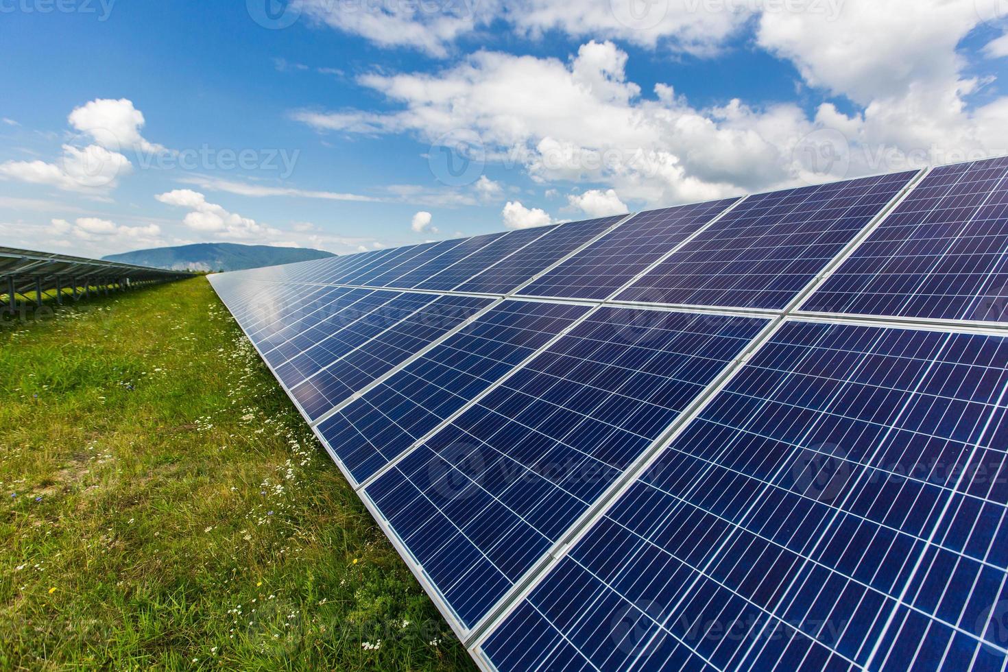 Solarkraftwerk auf einem Hintergrund des Himmels foto