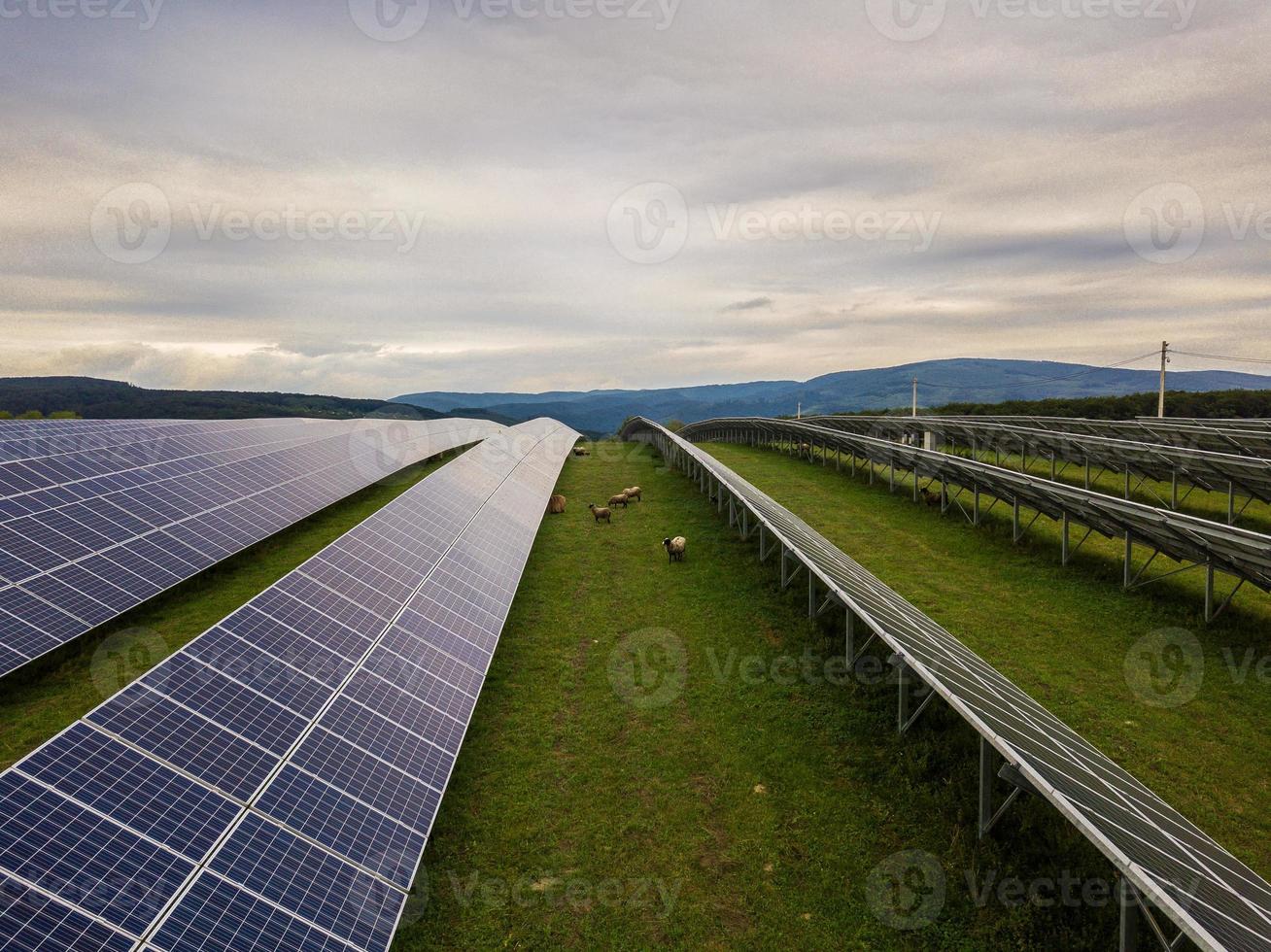 Solarkraftwerk auf einem Hintergrund des Himmels foto