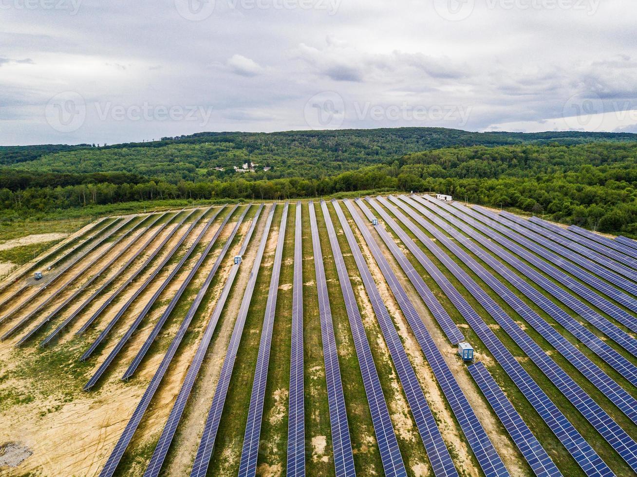 Solarkraftwerk auf einem Hintergrund des Himmels foto