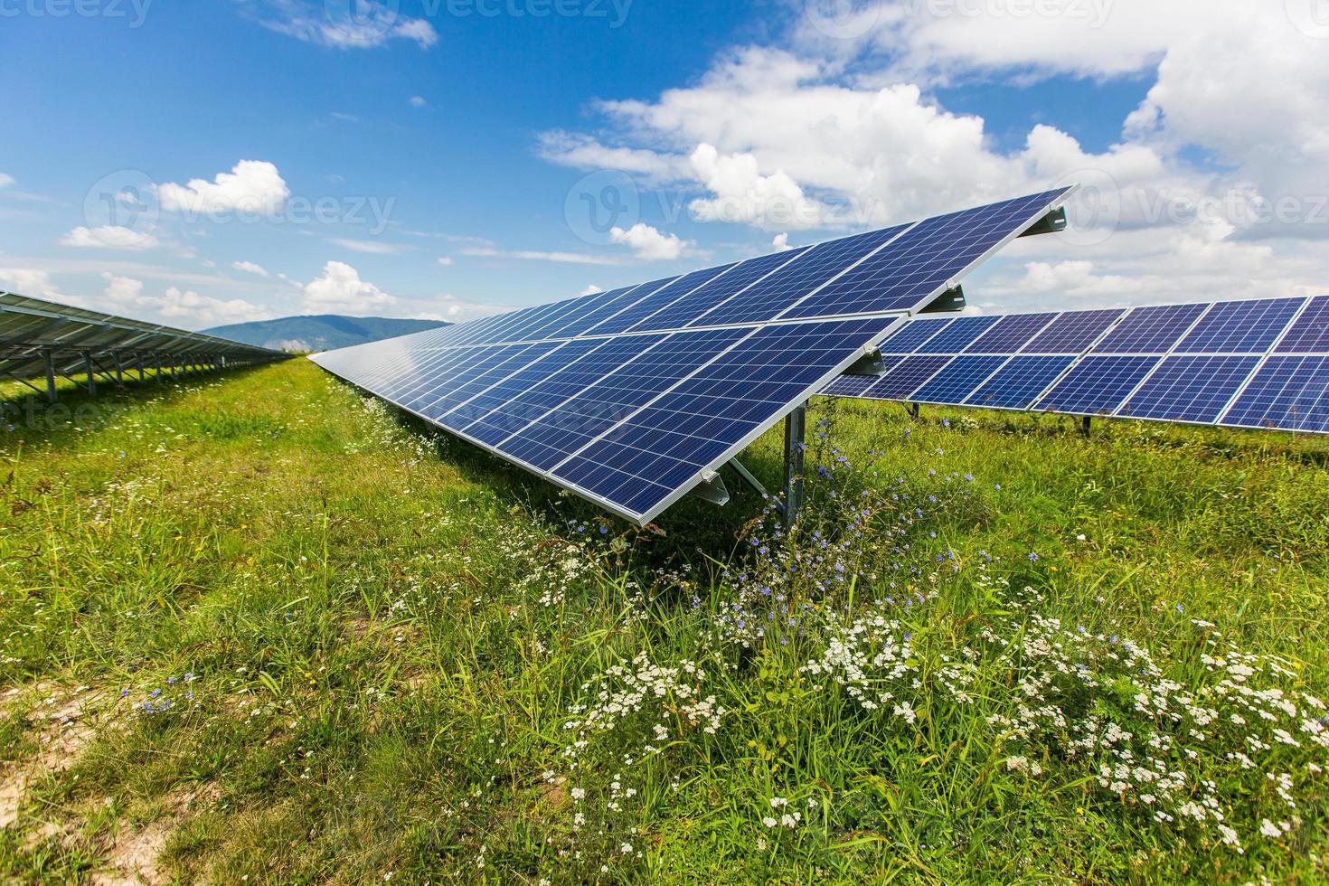 Solarkraftwerk auf einem Hintergrund des Himmels foto