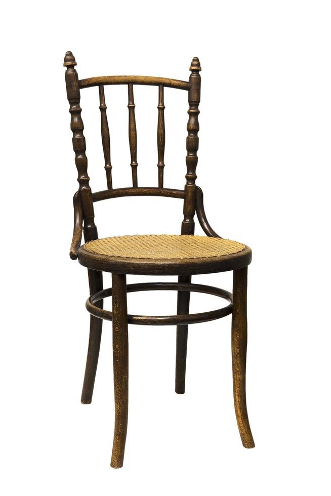 antiker Wiener Stuhl aus Bugholz isoliert auf Weiß foto