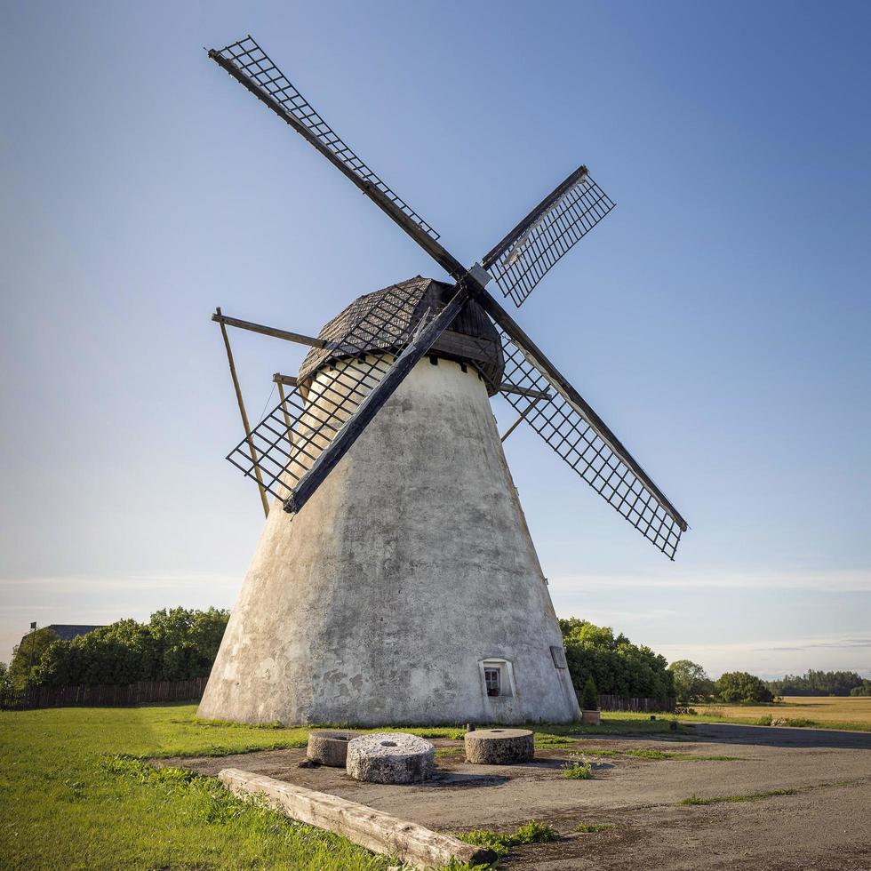 alte traditionelle Windmühle auf der Seidla Estland foto