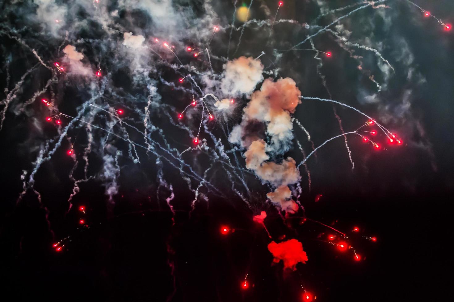 Feuerwerk erleuchtet den Himmel mit blendendem Display foto