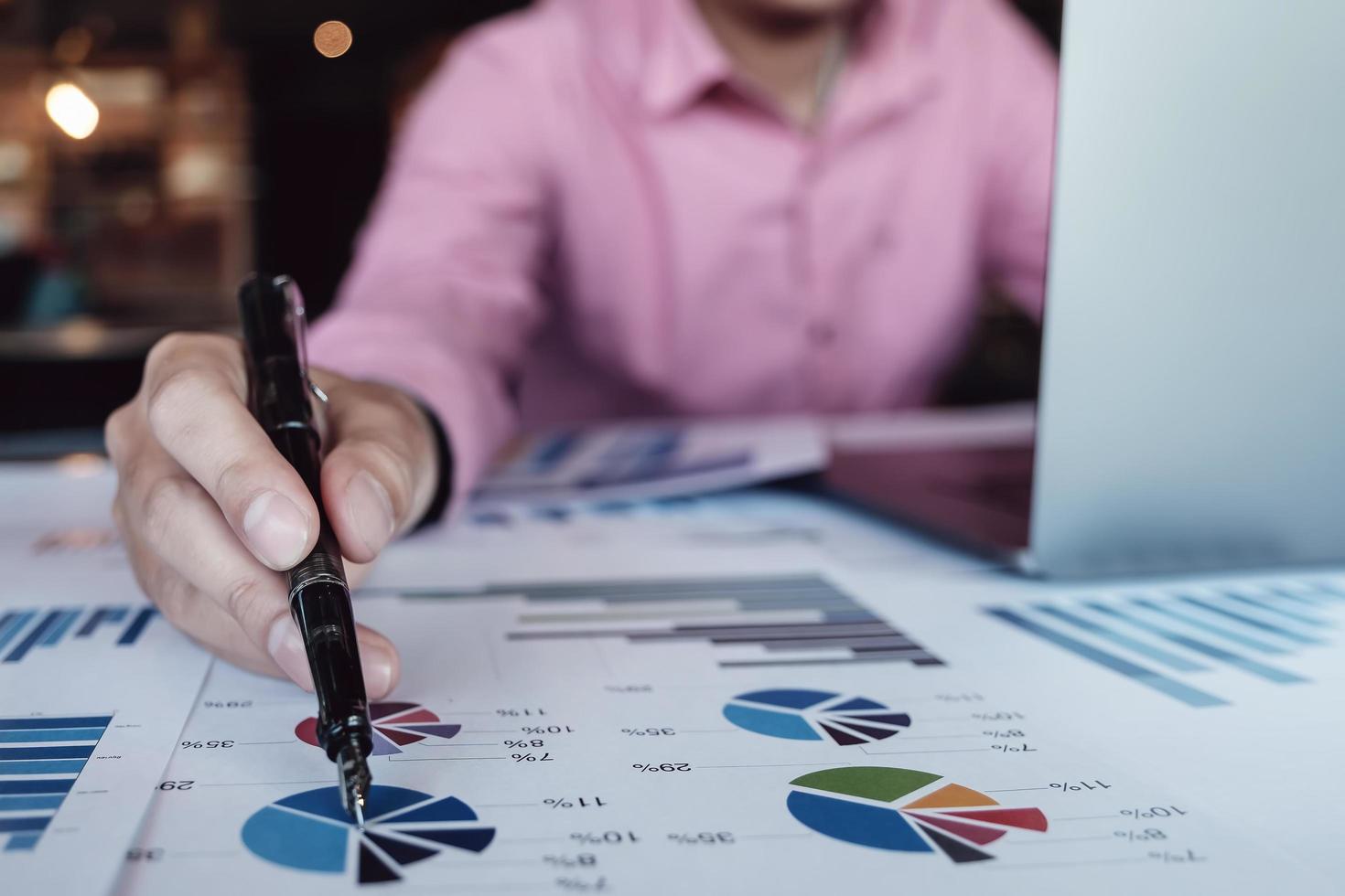 Buchhalter Buchhaltungskonzepte, männlicher Stift und Computer Laptop zu arbeiten Finanz und Budget, Inspektor Buchhalter Konzept. foto