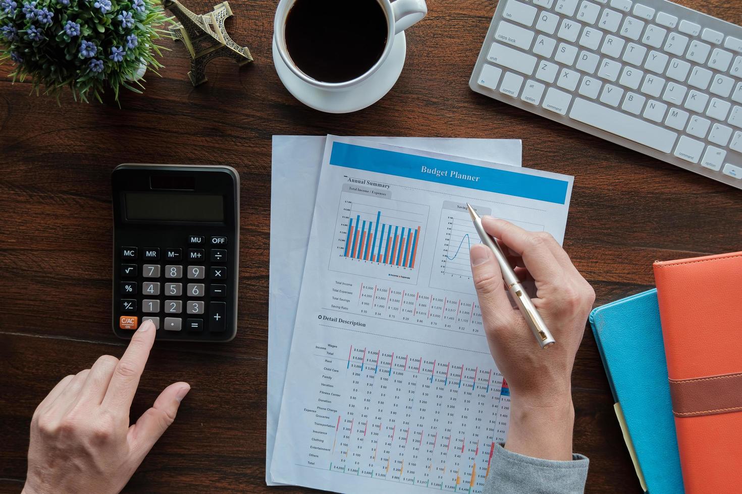 Geschäftsbuchhaltungskonzept, Geschäftsmann, der Stift zeigt mit Aktien-Maket-Daten-Finanzdiagramm und Taschenrechner für die Berechnung des Budgetplanerpapiers im Büro. foto