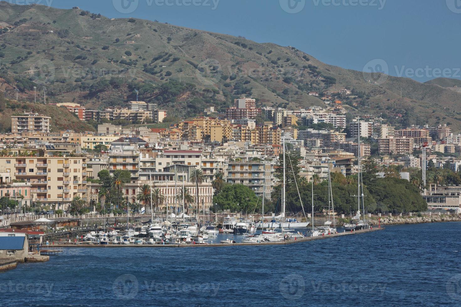 Blick auf den Hafen von Messinas mit der goldenen Statue Madonna della Lettera in Sizilien Italien foto